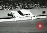 Standbild Auto und Motorrad Stunt Show Chicago Illinois USA, 1956, aus Sekunde 52 historischem Filmmaterial Videoclip 65675064641