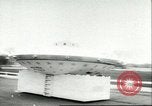 Standbild Santa Clause in fliegenden Untertasse Allentown Pennsylvania USA, 1956, aus Sekunde 3 historischem Filmmaterial Videoclip 65675064661