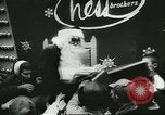 Standbild Santa Clause in fliegenden Untertasse Allentown Pennsylvania USA, 1956, aus Sekunde 20 historischem Filmmaterial Videoclip 65675064661