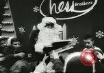 Standbild Santa Clause in fliegenden Untertasse Allentown Pennsylvania USA, 1956, aus Sekunde 21 historischem Filmmaterial Videoclip 65675064661