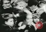 Standbild Santa Clause in fliegenden Untertasse Allentown Pennsylvania USA, 1956, aus Sekunde 24 historischem Filmmaterial Videoclip 65675064661