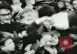 Standbild Santa Clause in fliegenden Untertasse Allentown Pennsylvania USA, 1956, aus Sekunde 25 historischem Filmmaterial Videoclip 65675064661