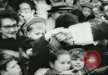 Standbild Santa Clause in fliegenden Untertasse Allentown Pennsylvania USA, 1956, aus Sekunde 26 historischem Filmmaterial Videoclip 65675064661