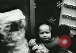 Standbild Santa Clause in fliegenden Untertasse Allentown Pennsylvania USA, 1956, aus Sekunde 28 historischem Filmmaterial Videoclip 65675064661