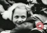 Standbild Santa Clause in fliegenden Untertasse Allentown Pennsylvania USA, 1956, aus Sekunde 30 historischem Filmmaterial Videoclip 65675064661