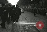 Standbild Ausschreitungen Frankreich, 1950, aus Sekunde 11 historischem Filmmaterial Videoclip 65675064674