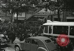 Standbild Ausschreitungen Frankreich, 1950, aus Sekunde 27 historischem Filmmaterial Videoclip 65675064674