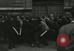 Standbild Ausschreitungen Frankreich, 1950, aus Sekunde 29 historischem Filmmaterial Videoclip 65675064674
