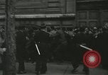 Standbild Ausschreitungen Frankreich, 1950, aus Sekunde 30 historischem Filmmaterial Videoclip 65675064674