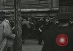 Standbild Ausschreitungen Frankreich, 1950, aus Sekunde 31 historischem Filmmaterial Videoclip 65675064674