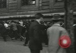 Standbild Ausschreitungen Frankreich, 1950, aus Sekunde 32 historischem Filmmaterial Videoclip 65675064674