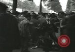 Standbild Ausschreitungen Frankreich, 1950, aus Sekunde 33 historischem Filmmaterial Videoclip 65675064674