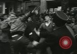 Standbild Ausschreitungen Frankreich, 1950, aus Sekunde 46 historischem Filmmaterial Videoclip 65675064674