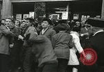 Standbild Ausschreitungen Frankreich, 1950, aus Sekunde 48 historischem Filmmaterial Videoclip 65675064674