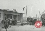 Standbild Demonstrationen auf der Straße Hegyeshalom Ungarn, 1956, aus Sekunde 3 historischem Filmmaterial Videoclip 65675064683