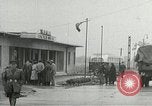 Standbild Demonstrationen auf der Straße Hegyeshalom Ungarn, 1956, aus Sekunde 4 historischem Filmmaterial Videoclip 65675064683