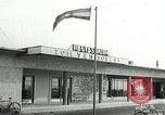 Standbild Demonstrationen auf der Straße Hegyeshalom Ungarn, 1956, aus Sekunde 5 historischem Filmmaterial Videoclip 65675064683
