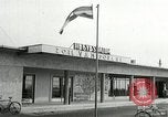 Standbild Demonstrationen auf der Straße Hegyeshalom Ungarn, 1956, aus Sekunde 6 historischem Filmmaterial Videoclip 65675064683