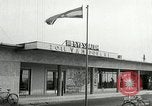 Standbild Demonstrationen auf der Straße Hegyeshalom Ungarn, 1956, aus Sekunde 8 historischem Filmmaterial Videoclip 65675064683