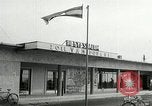 Standbild Demonstrationen auf der Straße Hegyeshalom Ungarn, 1956, aus Sekunde 9 historischem Filmmaterial Videoclip 65675064683