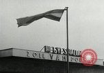 Standbild Demonstrationen auf der Straße Hegyeshalom Ungarn, 1956, aus Sekunde 10 historischem Filmmaterial Videoclip 65675064683