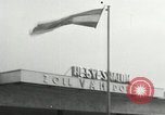 Standbild Demonstrationen auf der Straße Hegyeshalom Ungarn, 1956, aus Sekunde 11 historischem Filmmaterial Videoclip 65675064683