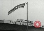 Standbild Demonstrationen auf der Straße Hegyeshalom Ungarn, 1956, aus Sekunde 12 historischem Filmmaterial Videoclip 65675064683