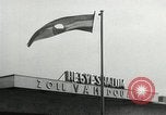 Standbild Demonstrationen auf der Straße Hegyeshalom Ungarn, 1956, aus Sekunde 13 historischem Filmmaterial Videoclip 65675064683