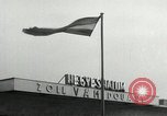 Standbild Demonstrationen auf der Straße Hegyeshalom Ungarn, 1956, aus Sekunde 14 historischem Filmmaterial Videoclip 65675064683