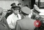 Standbild Demonstrationen auf der Straße Hegyeshalom Ungarn, 1956, aus Sekunde 25 historischem Filmmaterial Videoclip 65675064683