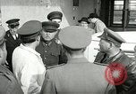 Standbild Demonstrationen auf der Straße Hegyeshalom Ungarn, 1956, aus Sekunde 27 historischem Filmmaterial Videoclip 65675064683