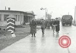 Standbild Demonstrationen auf der Straße Hegyeshalom Ungarn, 1956, aus Sekunde 30 historischem Filmmaterial Videoclip 65675064683