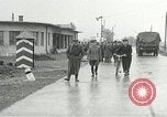 Standbild Demonstrationen auf der Straße Hegyeshalom Ungarn, 1956, aus Sekunde 31 historischem Filmmaterial Videoclip 65675064683
