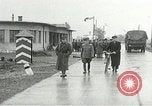 Standbild Demonstrationen auf der Straße Hegyeshalom Ungarn, 1956, aus Sekunde 32 historischem Filmmaterial Videoclip 65675064683
