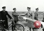Standbild Demonstrationen auf der Straße Hegyeshalom Ungarn, 1956, aus Sekunde 33 historischem Filmmaterial Videoclip 65675064683