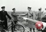 Standbild Demonstrationen auf der Straße Hegyeshalom Ungarn, 1956, aus Sekunde 34 historischem Filmmaterial Videoclip 65675064683