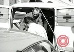 Standbild Demonstrationen auf der Straße Hegyeshalom Ungarn, 1956, aus Sekunde 36 historischem Filmmaterial Videoclip 65675064683