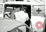 Standbild Demonstrationen auf der Straße Hegyeshalom Ungarn, 1956, aus Sekunde 38 historischem Filmmaterial Videoclip 65675064683