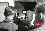 Standbild Demonstrationen auf der Straße Hegyeshalom Ungarn, 1956, aus Sekunde 42 historischem Filmmaterial Videoclip 65675064683
