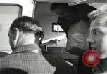 Standbild Demonstrationen auf der Straße Hegyeshalom Ungarn, 1956, aus Sekunde 43 historischem Filmmaterial Videoclip 65675064683