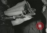 Standbild Demonstrationen auf der Straße Hegyeshalom Ungarn, 1956, aus Sekunde 58 historischem Filmmaterial Videoclip 65675064683