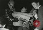 Standbild Demonstrationen auf der Straße Hegyeshalom Ungarn, 1956, aus Sekunde 59 historischem Filmmaterial Videoclip 65675064683
