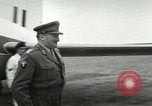Standbild Offiziere Ägypten, 1956, aus Sekunde 28 historischem Filmmaterial Videoclip 65675064693