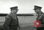 Standbild Offiziere Ägypten, 1956, aus Sekunde 29 historischem Filmmaterial Videoclip 65675064693