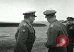 Standbild Offiziere Ägypten, 1956, aus Sekunde 30 historischem Filmmaterial Videoclip 65675064693