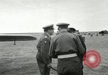 Standbild Offiziere Ägypten, 1956, aus Sekunde 33 historischem Filmmaterial Videoclip 65675064693