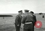 Standbild Offiziere Ägypten, 1956, aus Sekunde 34 historischem Filmmaterial Videoclip 65675064693