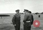Standbild Offiziere Ägypten, 1956, aus Sekunde 35 historischem Filmmaterial Videoclip 65675064693
