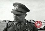 Standbild Offiziere Ägypten, 1956, aus Sekunde 45 historischem Filmmaterial Videoclip 65675064693