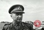 Standbild Offiziere Ägypten, 1956, aus Sekunde 49 historischem Filmmaterial Videoclip 65675064693